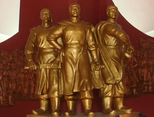 떠이선 형제들(응우옌 냑, 응우옌 르, 응우옌 후에)의 청동 조각상