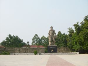 동 다 언덕에 있는 꽝쭝 황제 동상