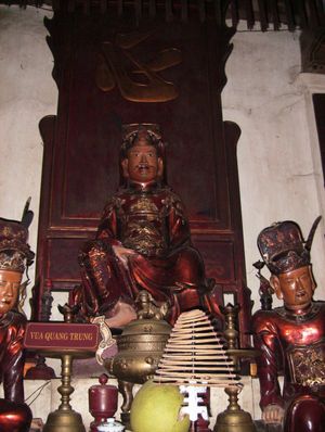 복 사원(Bộc Temple)의 꽝쭝 황제 동상