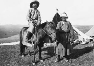 1909년 몽골에서 가이드와 함께 있는 G. J. 람스테트