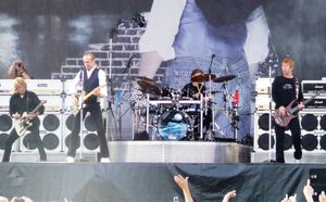 2006년 네덜란드 리히텐보르데의 애로우 록 페스티벌에서 공연; 왼쪽에서 오른쪽: 파핏, 로시, 맷 레틀리 (드럼에 가려짐), 존 "라이노" 에드워즈