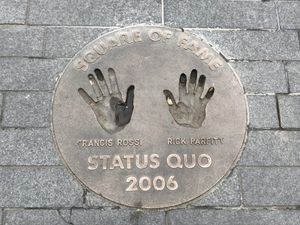 런던 웸블리 명예의 광장에 있는 스테이터스 쿼의 로시와 파핏의 핸드프린트