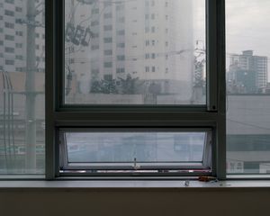 결로가 유리 커튼월에 형성됨