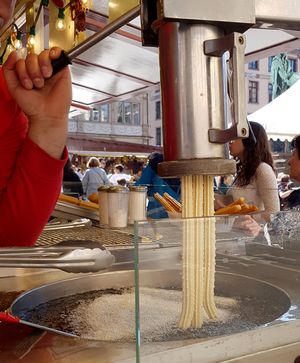 스트라스부르에서 추로 반죽을 짜는 모습