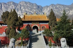 중국에서 가장 오래된 불교 사찰인 법왕사. 북쪽에는 숭산이 우뚝 솟아 있다