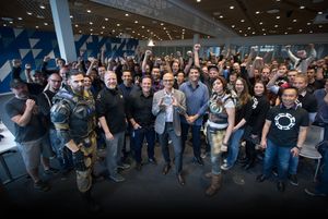 사티아 나델라 마이크로소프트의 기어스 오브 워 4 골드 마스터 디스크