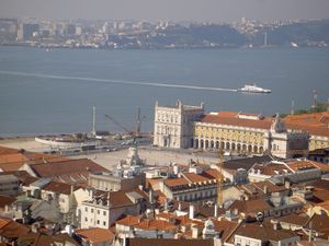 테주강(Tagus River)과 하구를 가로지르는 리스본 광역권(Greater Metropolitan Area of Lisbon)