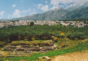 고대 스파르타의 극장, 배경에는 현대 스파르티와 타이예토스 산