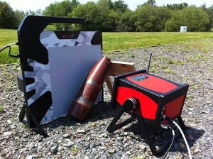 폭발물 처리 훈련 및 재료 시험. 105mm 포탄을 배터리 구동 휴대용 X선 발생기와 평판 검출기로 방사선 촬영하고 있다.