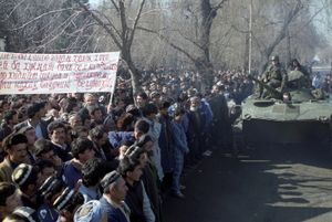 1990년 2월 18일, 두샨베 거리를 지나가는 BMD-1 장갑차.