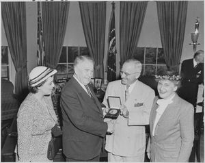 트루먼 대통령이 의회 금메달을 바클리 부통령에게 수여하며 그의 오랜 입법 활동을 기리고 있다.