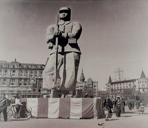 인민공화국군에게 경의를 표하기 위해 1937년 3월 카탈루냐 광장에 세워진 조각품.