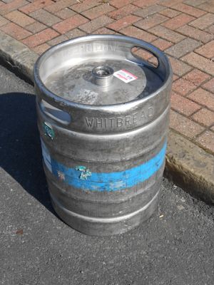 전형적인 케그 맥주 통으로 상단 중앙에 단일 개구부가 있다.