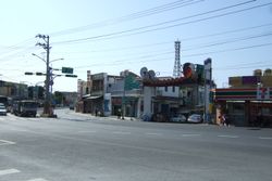 핑둥현의 펑강 교차로. 타이1선과 타이9선이라는 2개의 환도 공로의 종점. 타이26선의 기점이기도 하다.