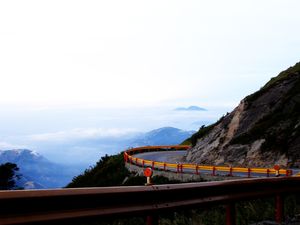 m}}) 고산 성도 공로이다. 사진은 난터우 현의 쿤양