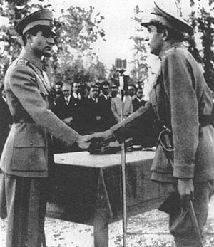 호베이다(오른쪽)가 1943년 샤 모하마드 레자 팔라비를 처음 만났을 때 장교로 복무했다