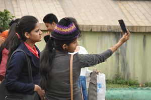 젊은이들이 콜카타 과학 도시에서 멋진 머리 장식을 하고 포즈를 취하고 있다, 2018년