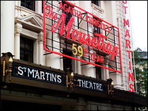 2011년 59주년을 기념하는 '쥐덫' 극장 밖 표지판