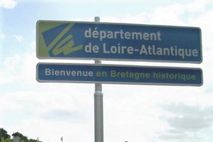 이 루아르아틀랑티크 도로 표지판에는 "역사적인 브르타뉴에 오신 것을 환영합니다"라고 적혀 있습니다.