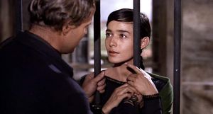 루이사(피나 펠리서)가 감옥에 있는 리오(말론 브란도)를 방문한다