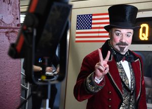 2021년 물랑 루즈!에서 해롤드 지들러 역을 맡은 버스타인