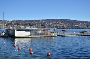 엥게 리도, 배경으로 아들리스베르크가 보임