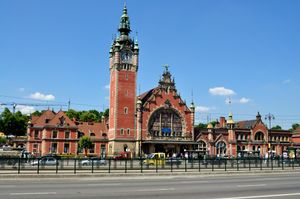 그단스크 그워브니는 폴란드에서 가장 큰 A등급 역 중 하나이다.