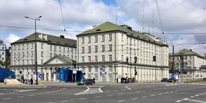 폴란드 바르샤바 타르고바 거리에 있는 폴란드 국철의 옛 본사. 현재는 PKP 폴스케 리니에 콜레요비의 본사이다.