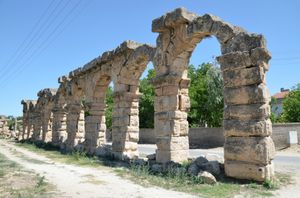 고대 도시 티아나의 로마 시대 카파도키아 수도교.