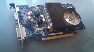 HP 컴퓨터의 지포스 9600GS; SLI 커넥터에 유의하십시오. 9600GT와 달리 외부 PCI-Express 전원 공급 장치가 필요하지 않습니다.