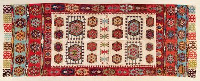 악사라이 킬림, 18세기. 악사라이 지역에 정착한 호타미스 투르크멘족이 만들었을 가능성이 높으며, 장례식에 사용 후 지역 모스크에 기증되었을 것으로 추정된다.