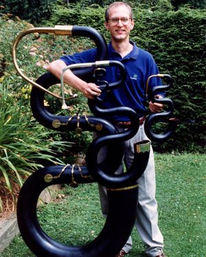 더글러스 예오와 세르팡 가족. 왼쪽부터 콘트라베이스, 베이스, 테너, 소프라노 세르팡이다.