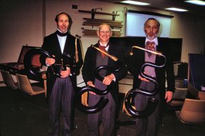 1989년 런던 서펀트 트리오: 앤드류 반 데르 비크(왼쪽), 크리스토퍼 몽크(가운데), 앨런 럼스덴(오른쪽)