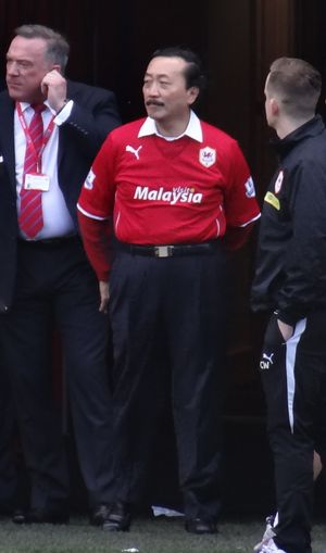 탄이 새로 디자인된 카디프 시티 홈 유니폼을 입고 있는 모습.