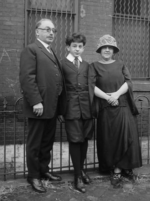 체르카스키와 그의 부모 (1923년)