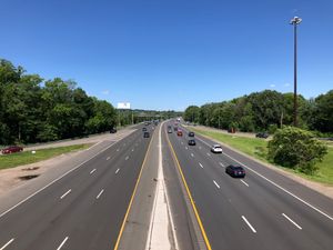 주간고속도로 80호선 웨인에서 23번 국도를 지나 동쪽으로 향하는 모습