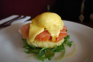 홀랑데즈 소스를 곁들인 연어 에그 베네딕트