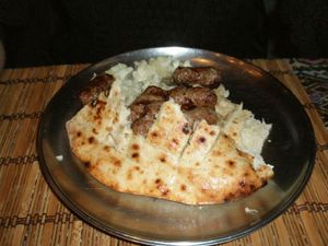 보스니아의 체바피(Ćevapi)와 양파, 소문<i>(somun)