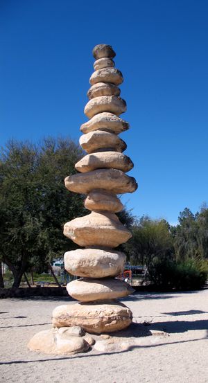 Gan HaHamisha의 석조 구조물, 베두인 전통에 따라 사막에서 아라드의 위치를 표시