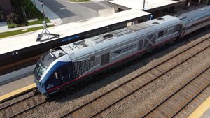 네이퍼빌역에 정차한 암트랙 열차