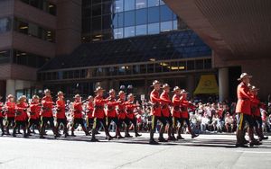 스탬피드 퍼레이드에 참가한 캐나다 왕립 기마 경찰