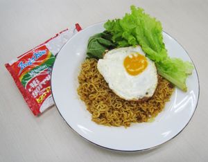 요리된 인도미 미 고랭 이가 페냣(인도네시아 매운 소고기 갈비)맛, 계란 프라이와 채소와 함께 제공.