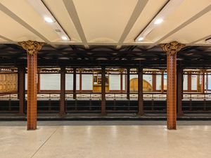 1호선(부다페스트 지하철) - 오페라역 (1896년 개통, 1973년 및 1995년 재건축)