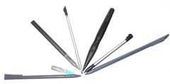 여러 가지 스타일러스. 왼쪽부터 PalmPilot Professional, Fossil Wrist PDA, Nokia 770, Audiovox XV6600, HP Jornada 520, Sharp 자우루스 5500, Fujitsu Lifebook P-1032