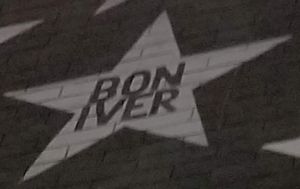 본 이베어의 별이 미니애폴리스 나이트클럽 퍼스트 애비뉴 바깥 벽화에 있다.