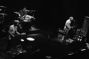 2009년 9월 필모어 극장(The Fillmore)에서 공연하는 본 이베어.