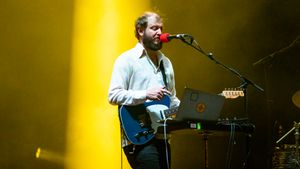 라이브에서 연주하는 저스틴 버논(2019년)