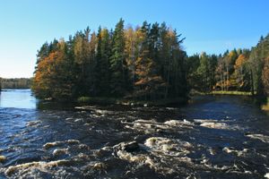 fjärdar}}(피에르다르)와 급류가 잇따라 나타난다.