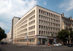 Finanzamt Schöneberg}}로 용도 변경되었으며 여전히 도이체 방크 지점이 있음