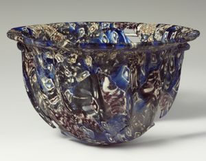 메트로폴리탄 미술관의 모자이크 유리 갈비뼈 모양 그릇